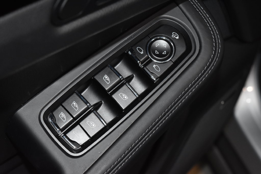 Certified 2026 Porsche Macan AWD/4WD image 8