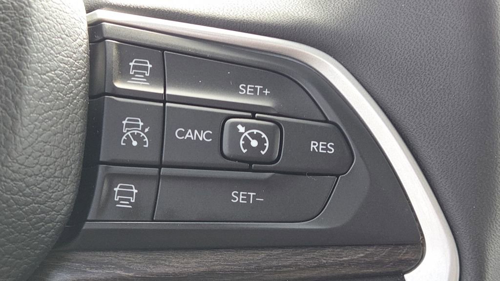 Used 2023 Jeep Grand Cherokee L Limited w/ Luxury Tech Group II image 17