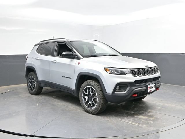 Used 2025 Jeep Compass Trailhawk AWD/4WD image 4