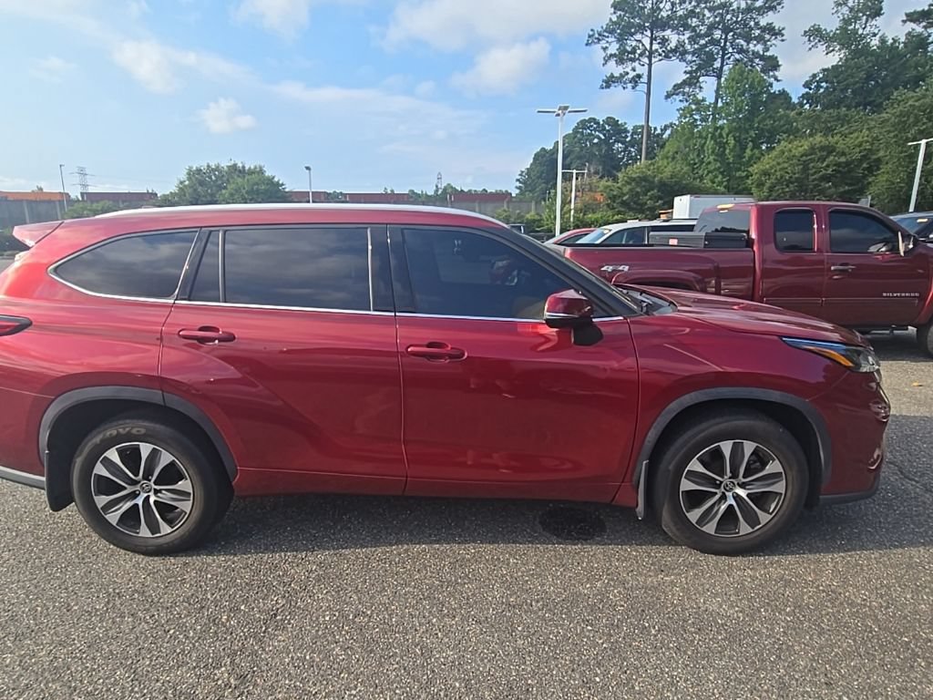 Used 2022 Toyota Highlander XLE AWD/4WD image 4