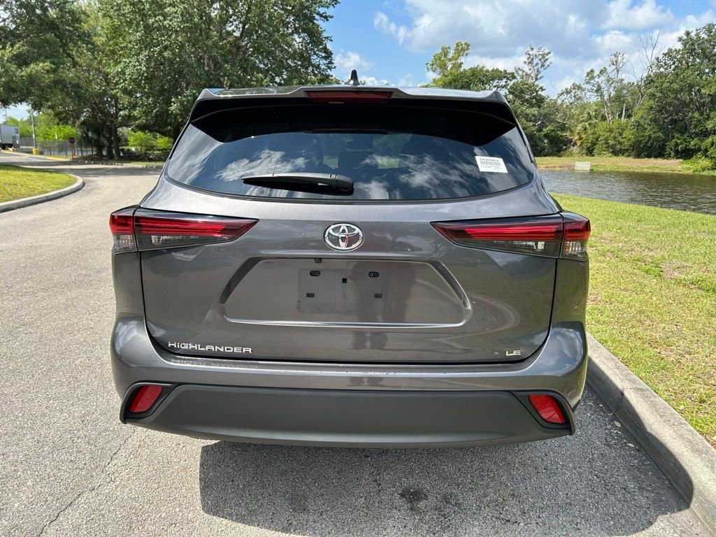 Used 2024 Toyota Highlander LE FWD image 4