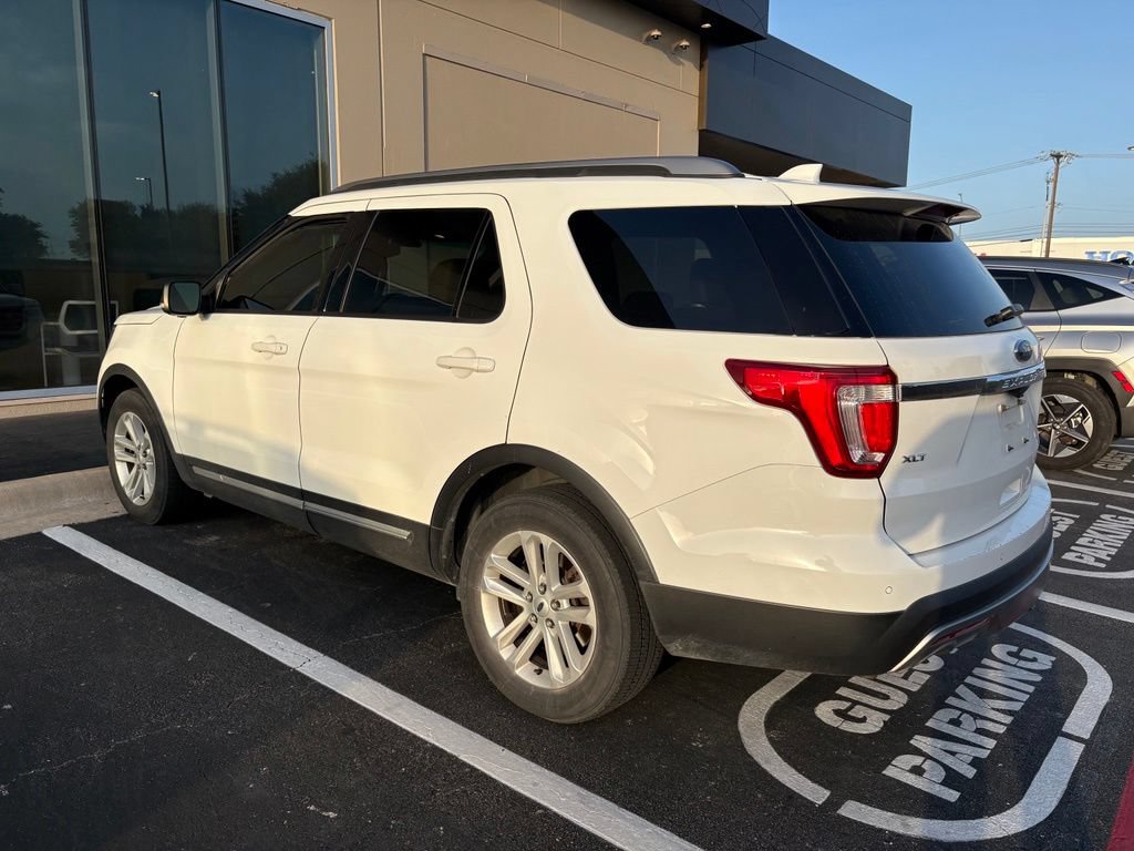 Used 2017 Ford Explorer XLT w/ Equipment Group 202A FWD image 4