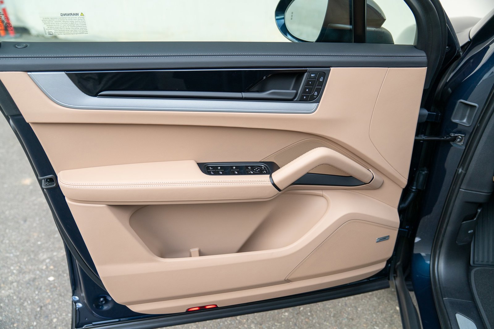 Certified 2025 Porsche Cayenne image 10