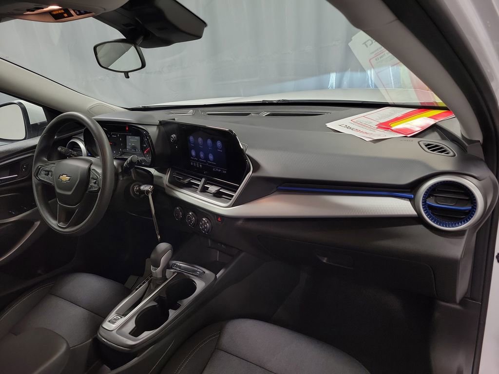 Used 2025 Chevrolet Trax LS w/ LS Convenience Package image 26