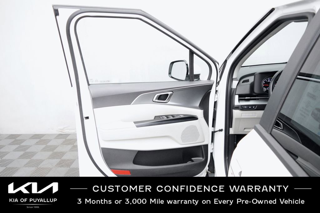 Used 2024 Kia Carnival LX FWD image 9