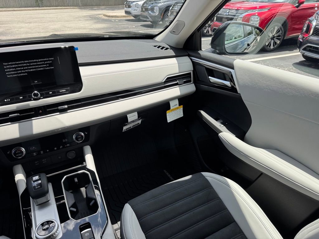 New 2025 Mitsubishi Outlander SE image 25