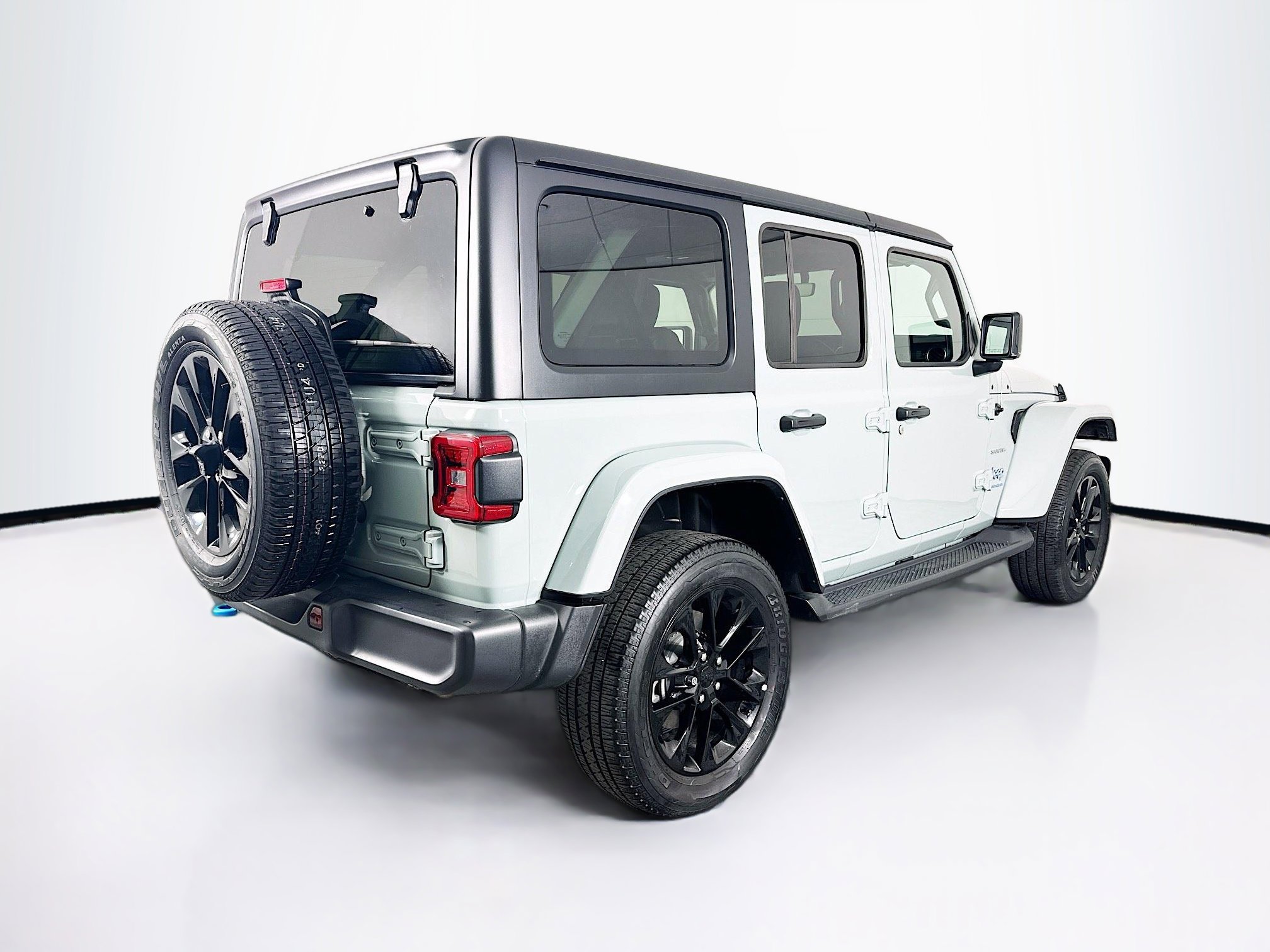 Used 2023 Jeep Wrangler Unlimited Sahara w/ Cold Weather Group AWD/4WD image 9