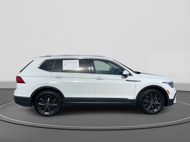 Used 2024 Volkswagen Tiguan SE w/ Panoramic Sunroof Package image 3