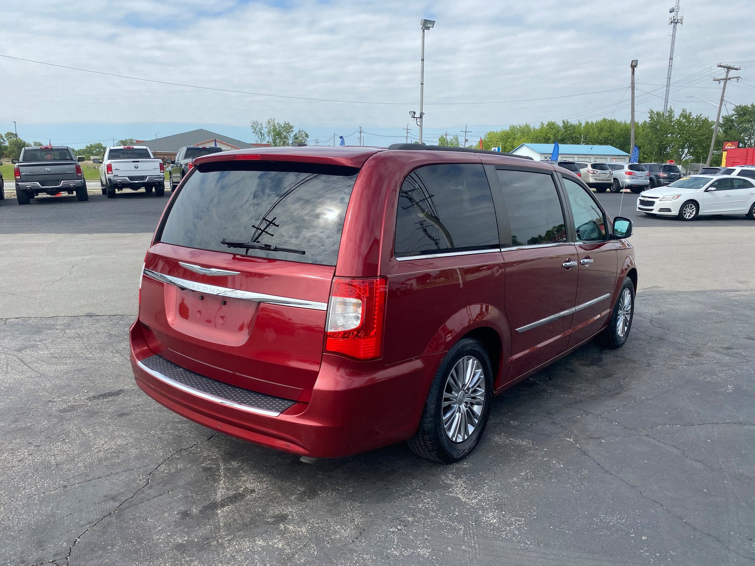 Used 2013 Chrysler Town & Country Touring-L w/ Driver Convenience Group FWD image 5