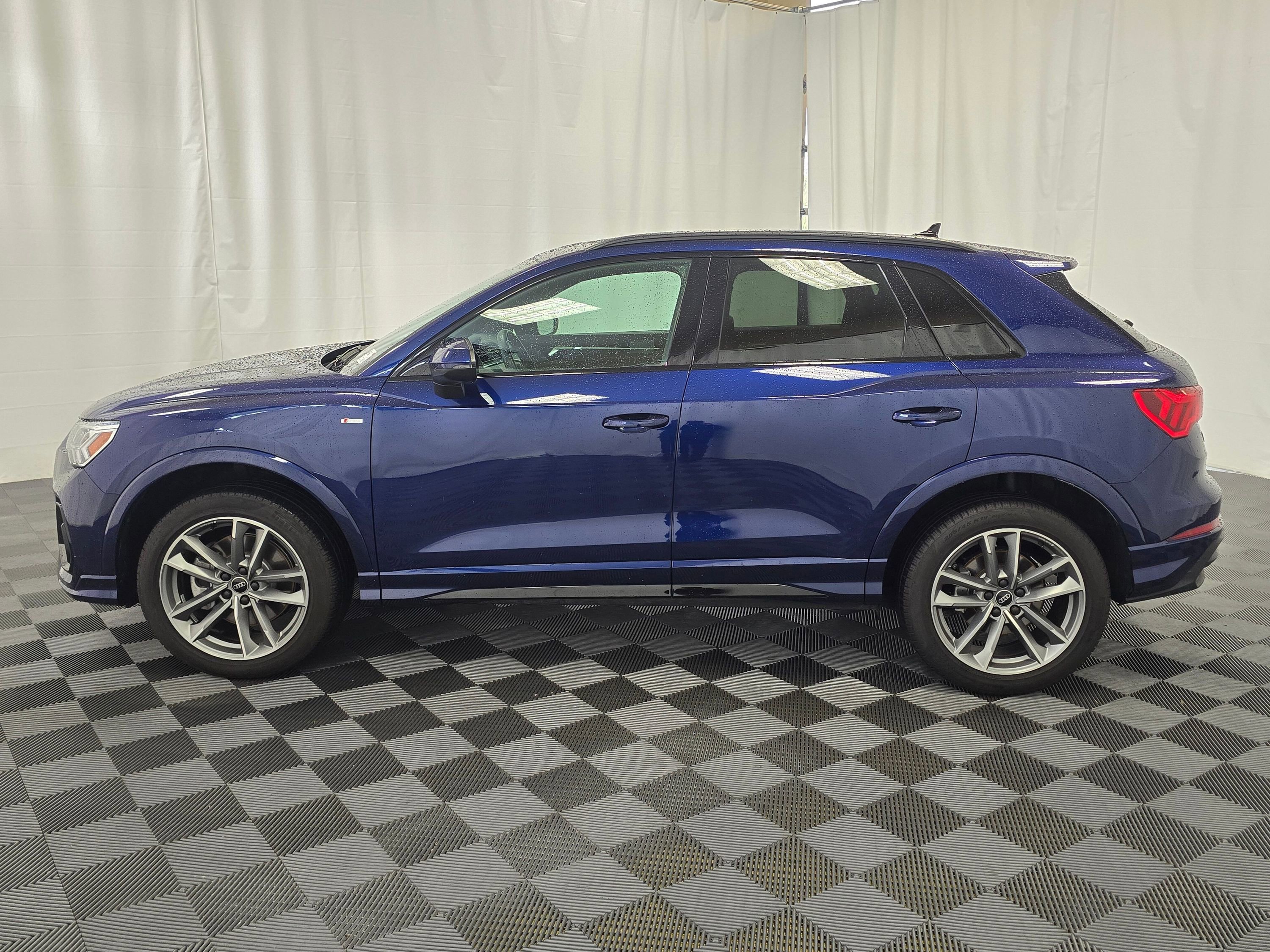 Used 2024 Audi Q3 2.0T Premium w/ Convenience Package image 3