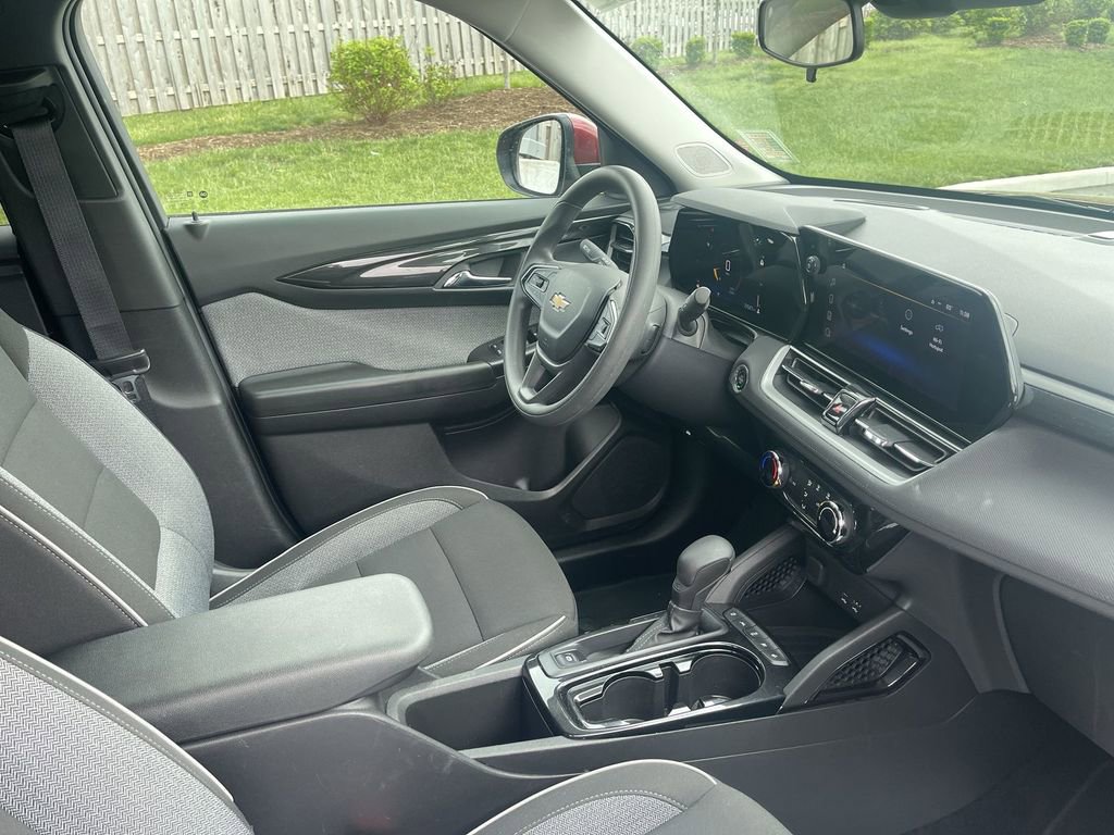 Used 2025 Chevrolet TrailBlazer LT FWD image 37