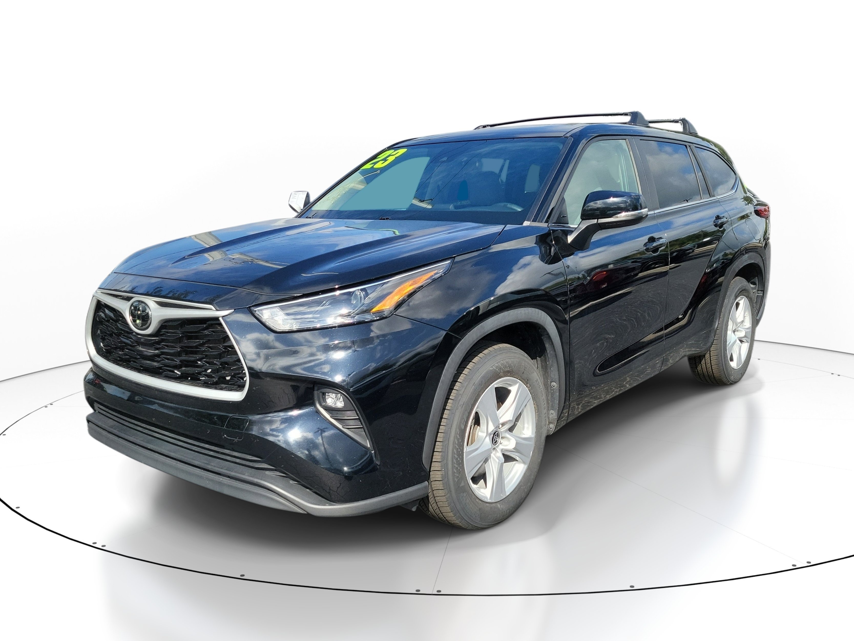 Used 2023 Toyota Highlander LE FWD image 3