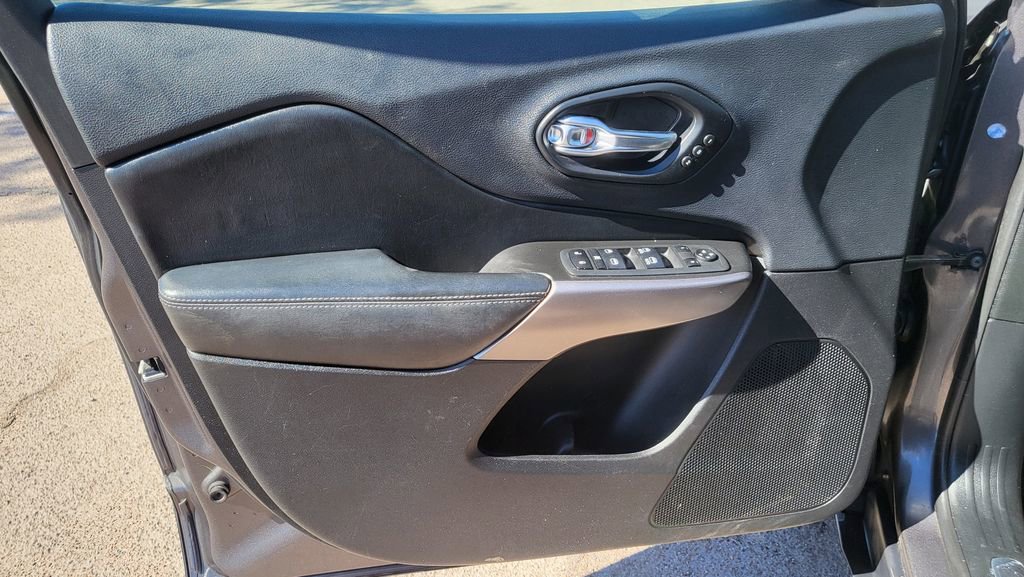 Used 2019 Jeep Cherokee Limited image 25