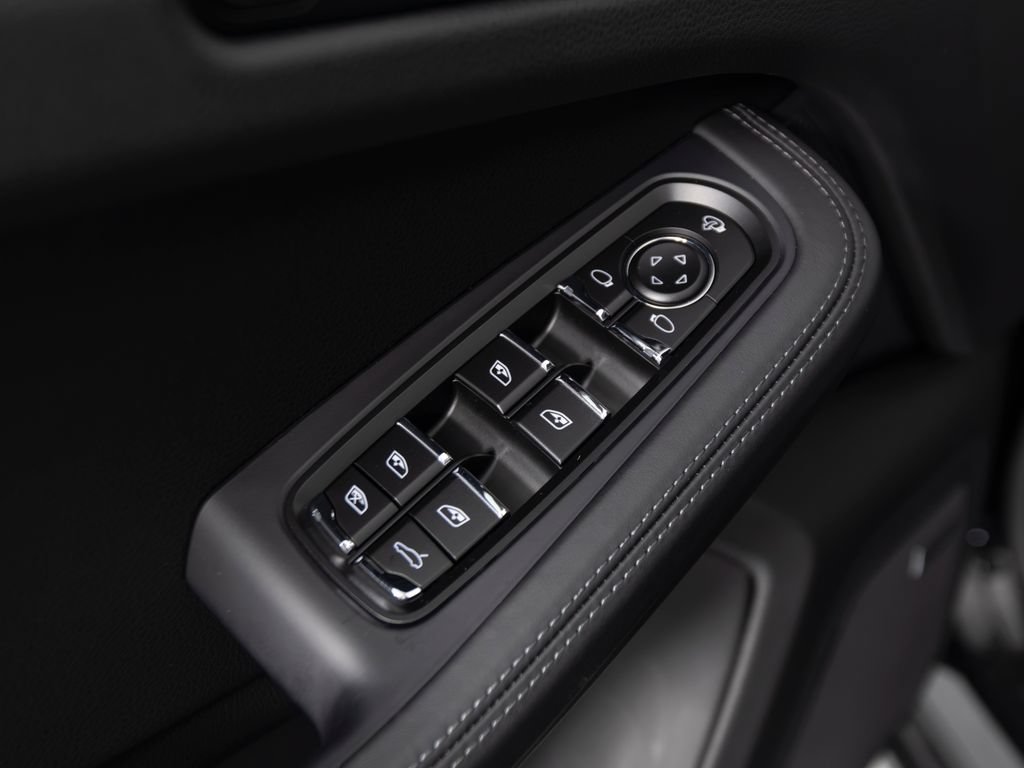 Certified 2026 Porsche Macan Turbo AWD/4WD image 21