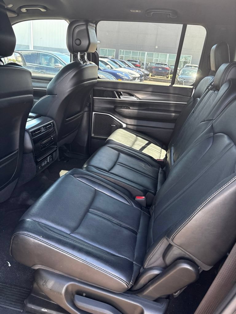Used 2024 Jeep Wagoneer L Series II w/ Flexible Seating Group RWD image 4