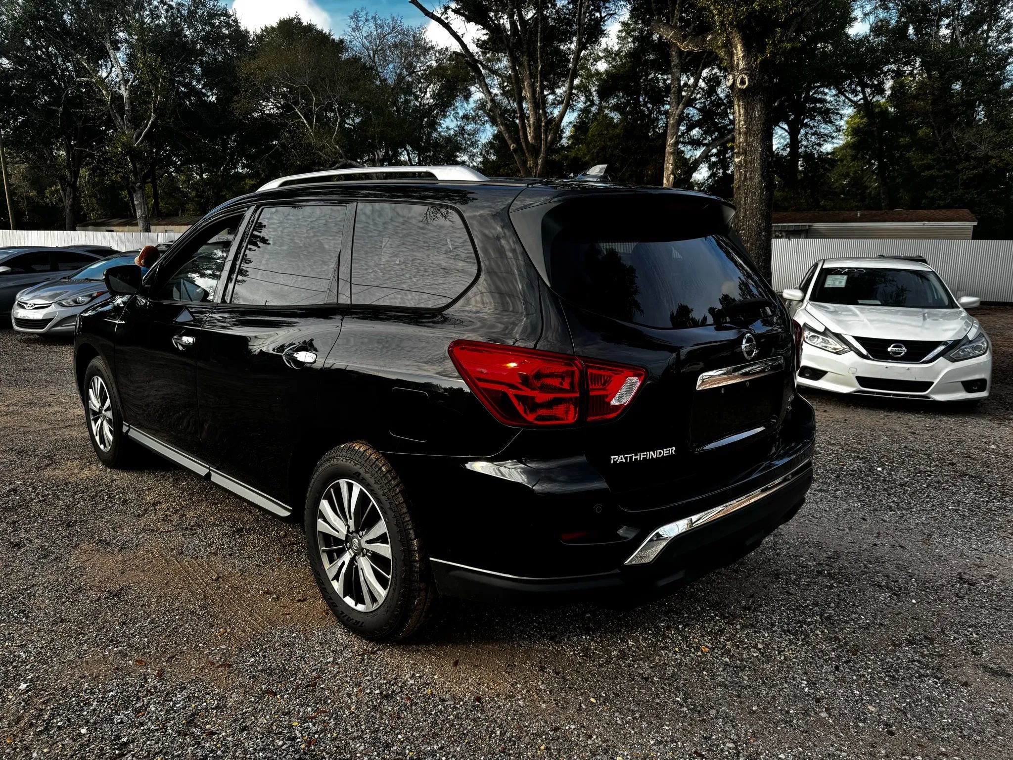 Used 2020 Nissan Pathfinder SL image 3