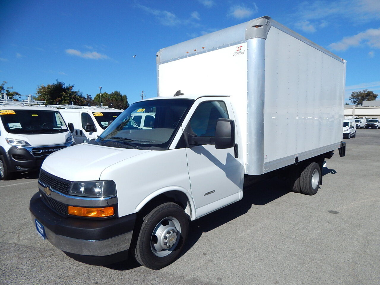 Used 2019 Chevrolet Express 4500 w/ Power Convenience Package RWD image 1