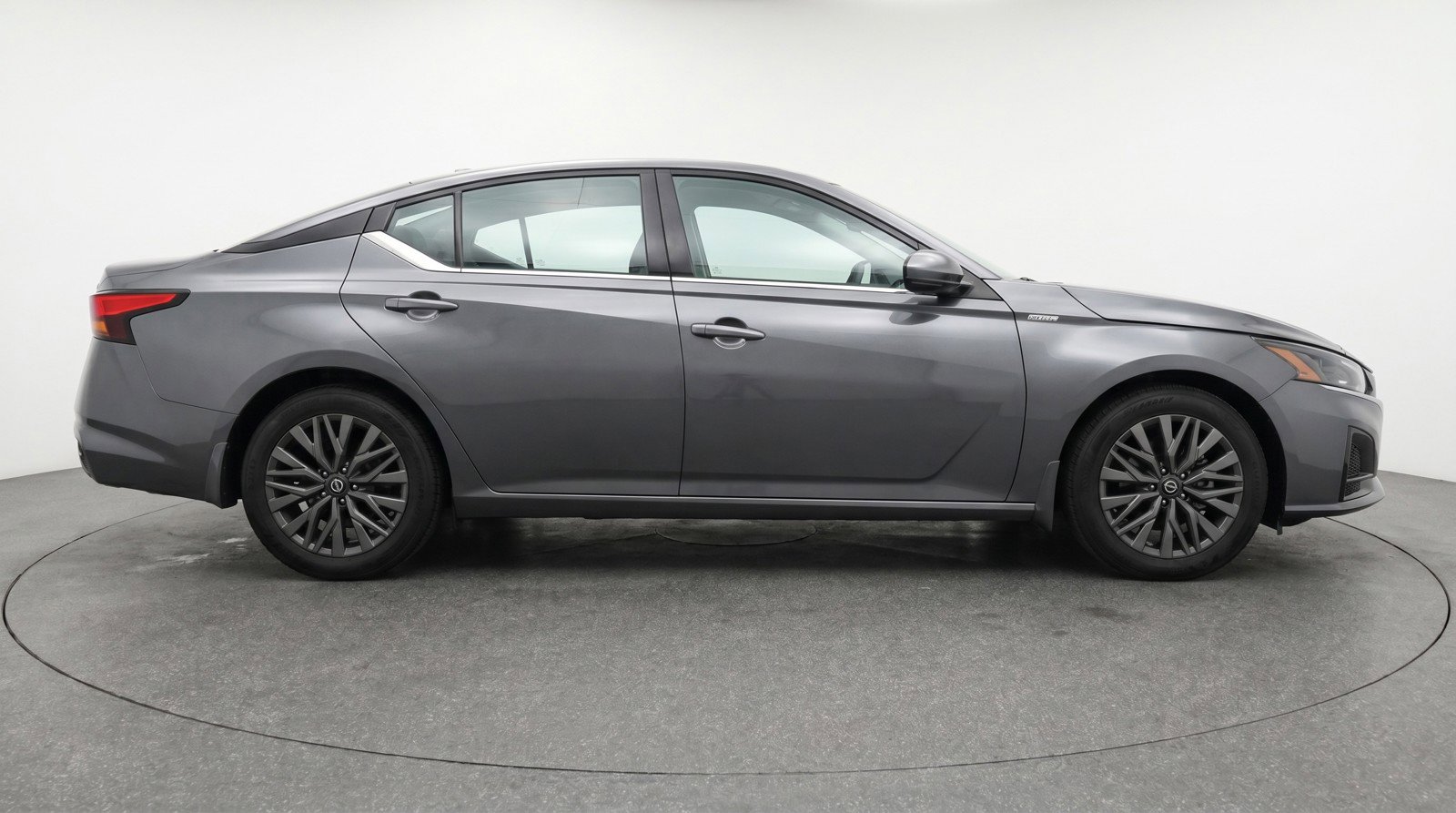 Used 2025 Nissan Altima 2.5 SV FWD image 11
