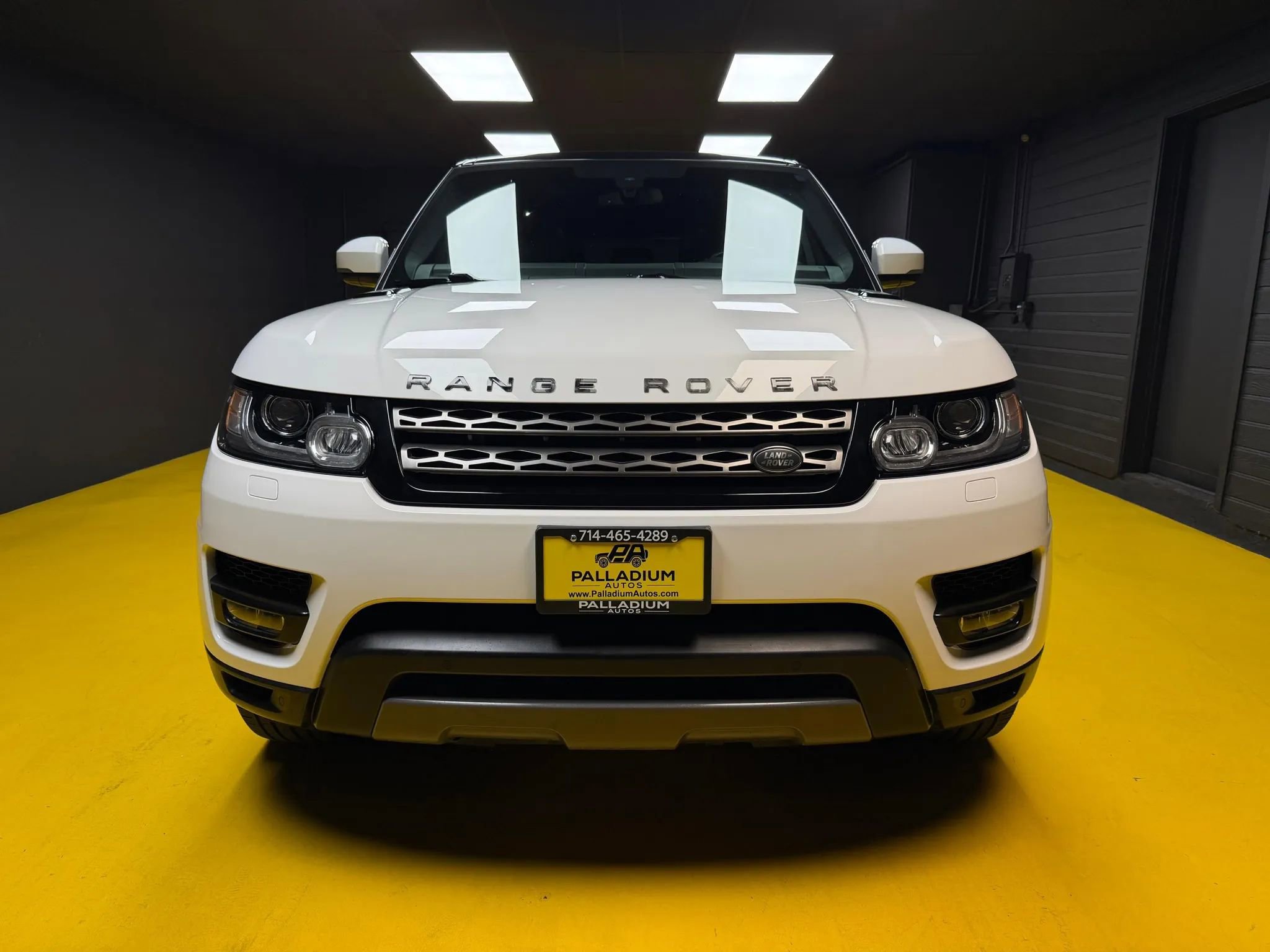 Used 2014 Land Rover Range Rover Sport SE image 2
