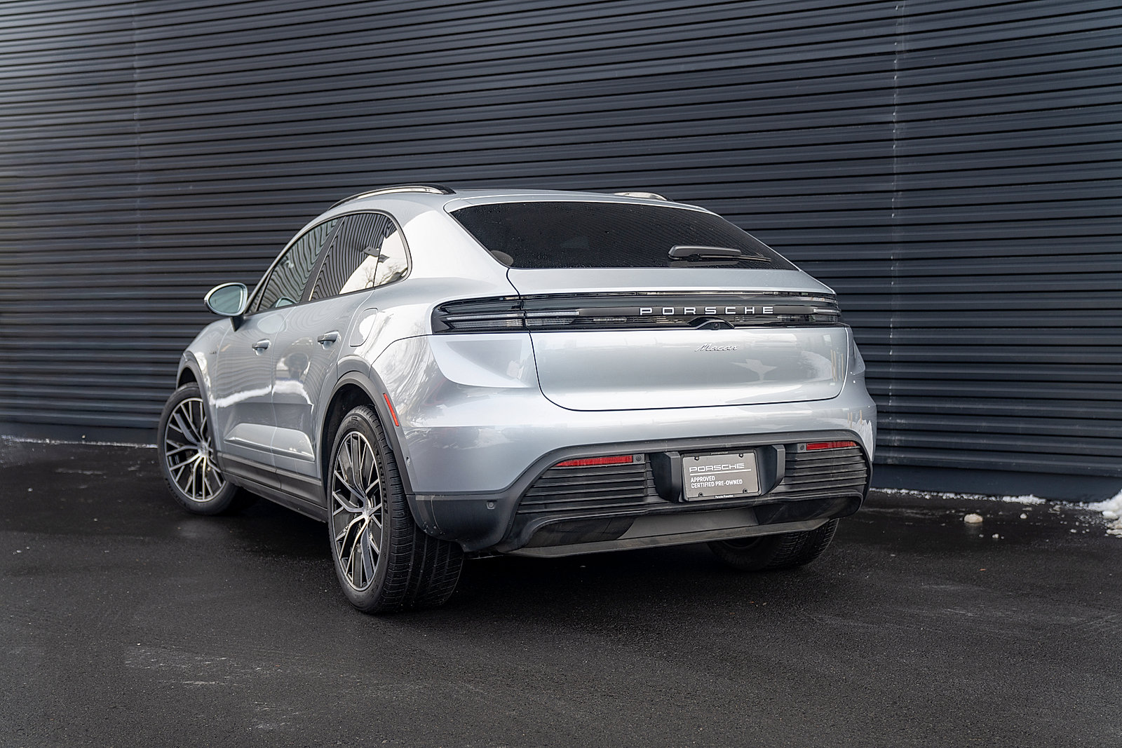 Certified 2025 Porsche Macan Electric image 3