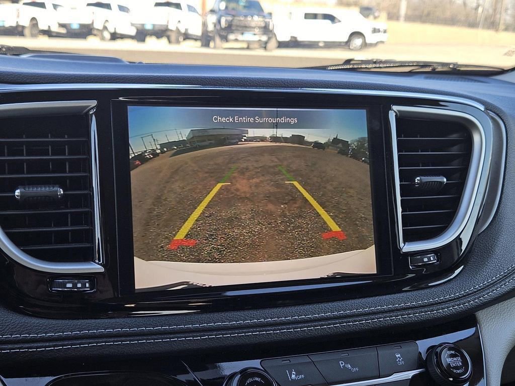 Used 2024 Chrysler Pacifica Select image 16