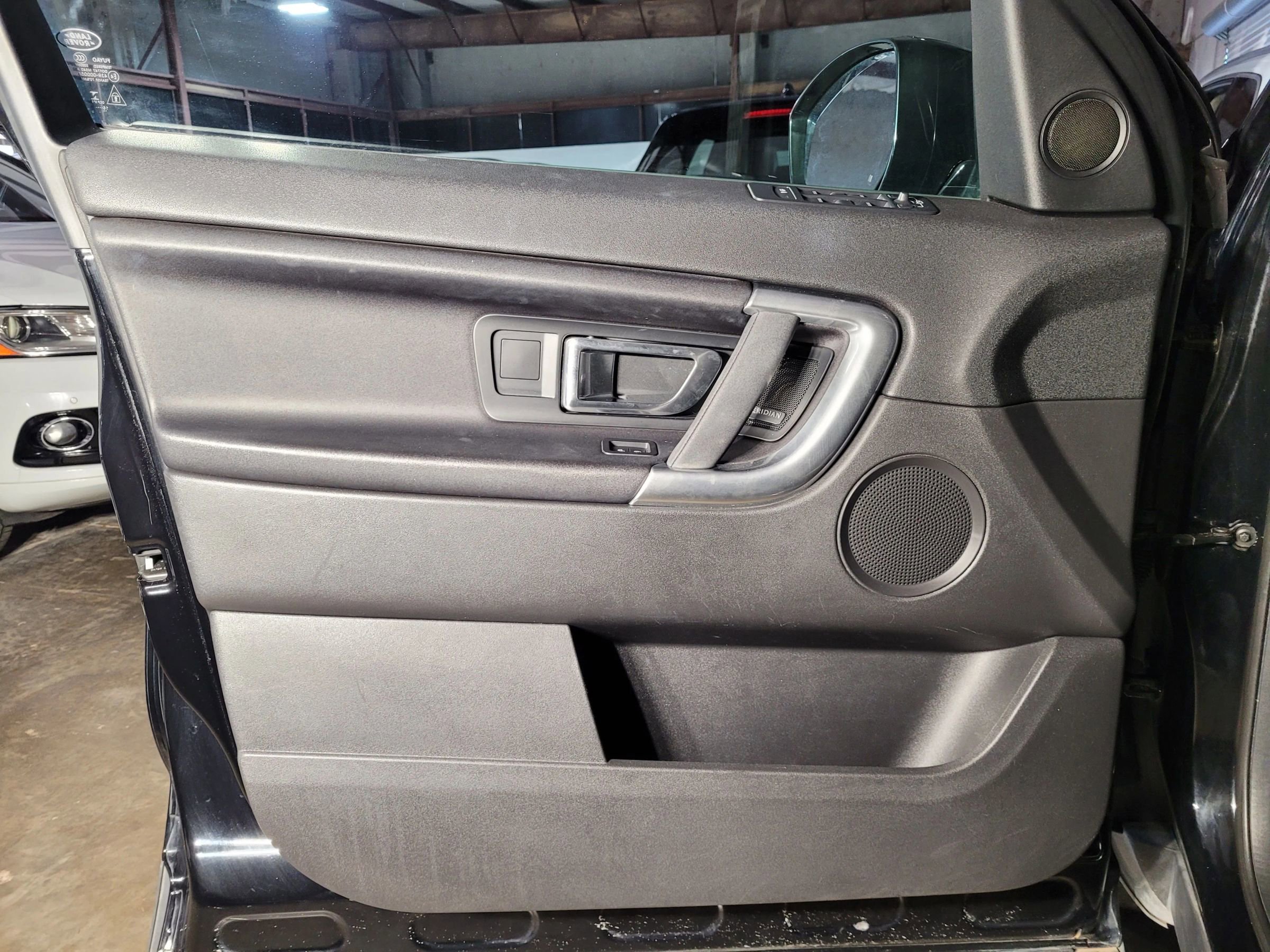 Used 2017 Land Rover Discovery Sport SE image 14