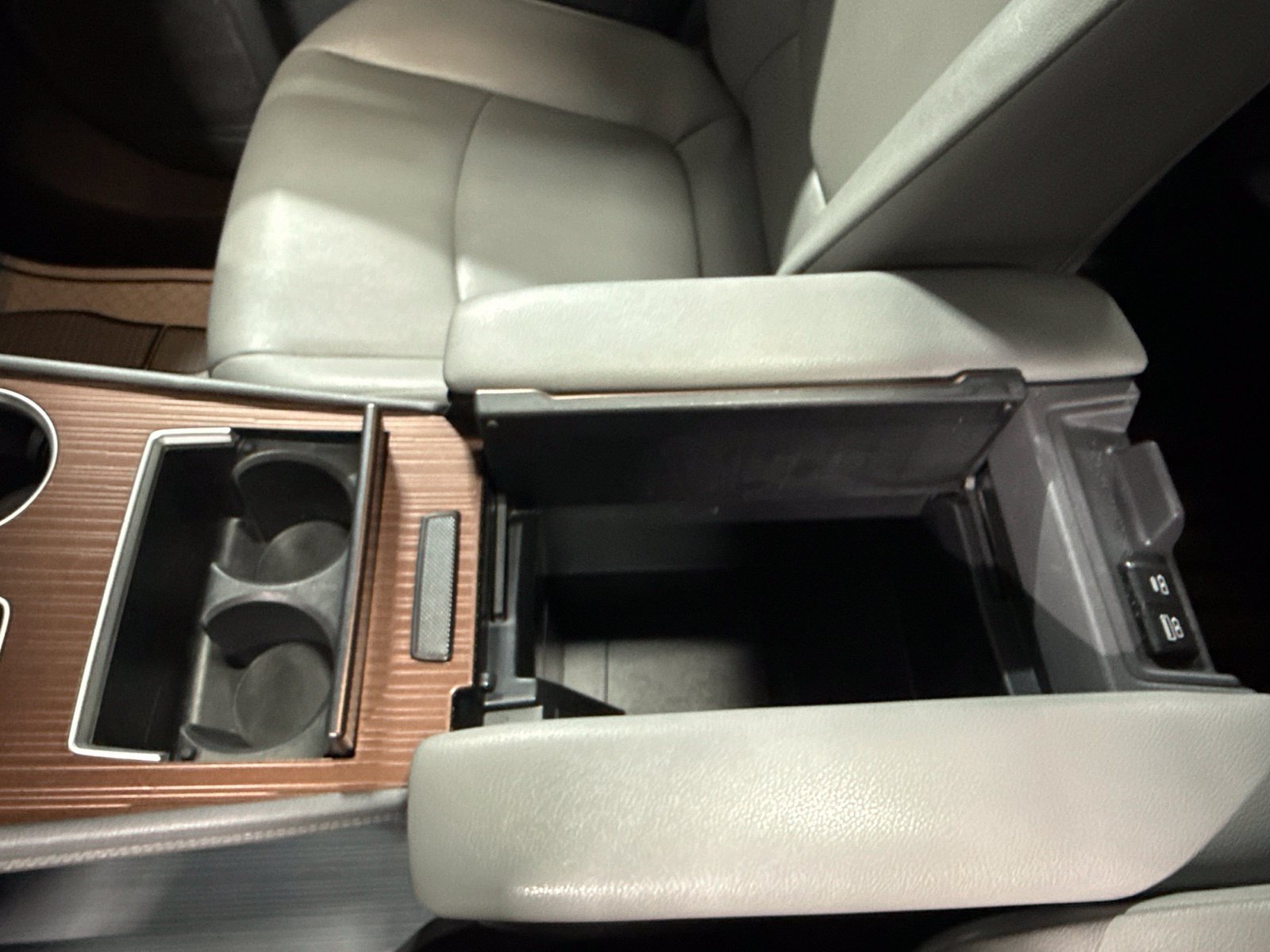 Used 2024 Toyota Sienna XLE FWD image 40