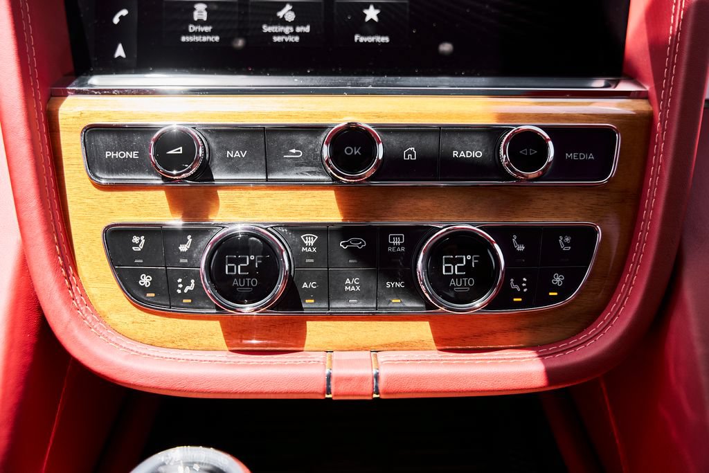 Used 2023 Bentley Bentayga AWD/4WD image 74
