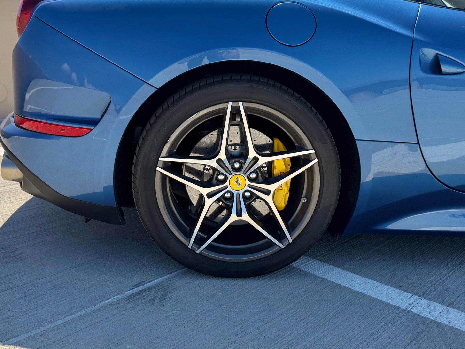 Used 2015 Ferrari California T RWD image 17