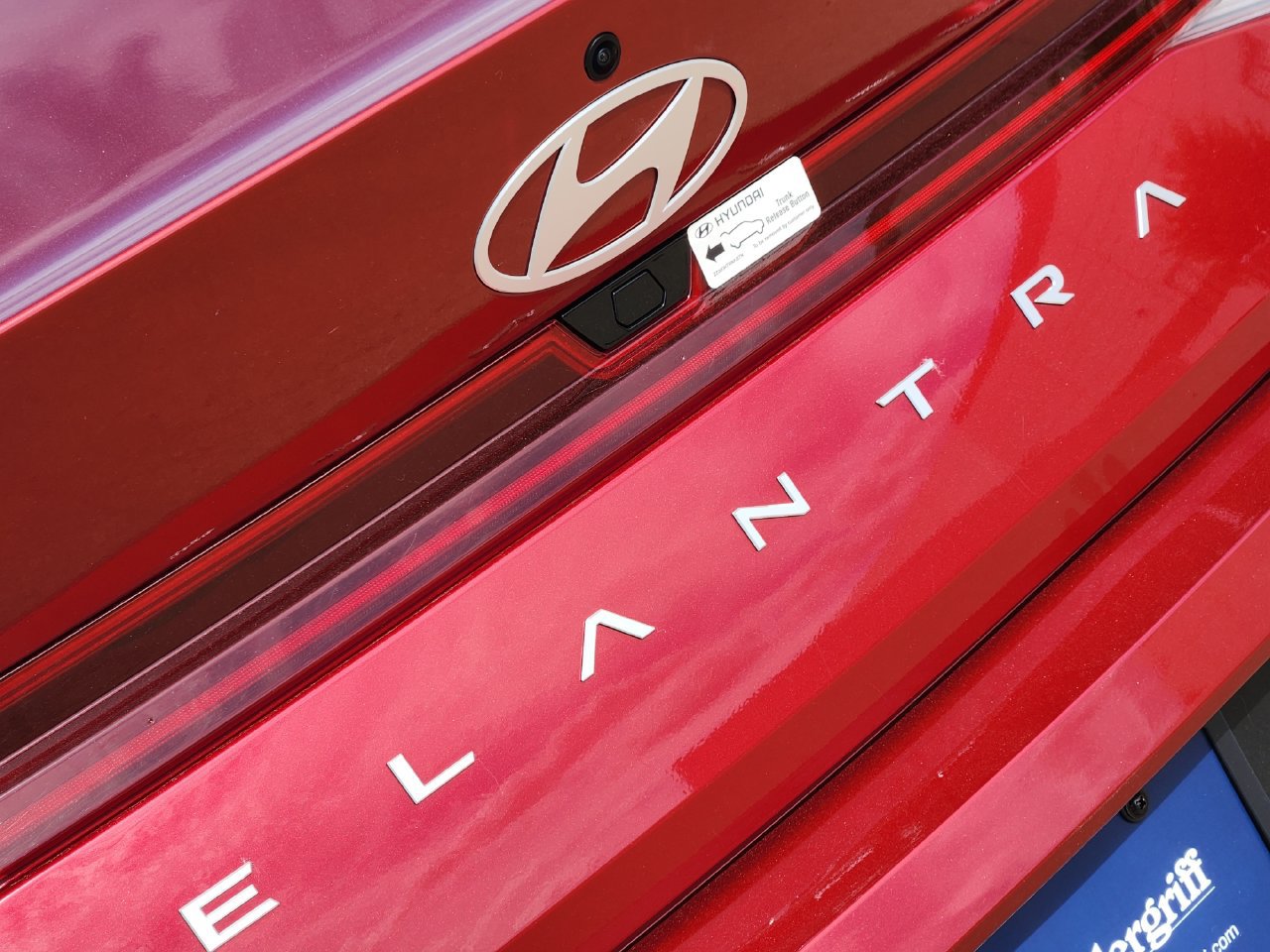 Used 2025 Hyundai Elantra Limited FWD image 8