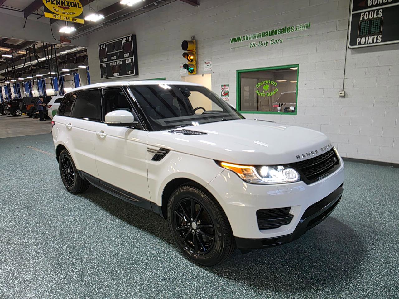 Used 2017 Land Rover Range Rover Sport SE AWD/4WD image 4