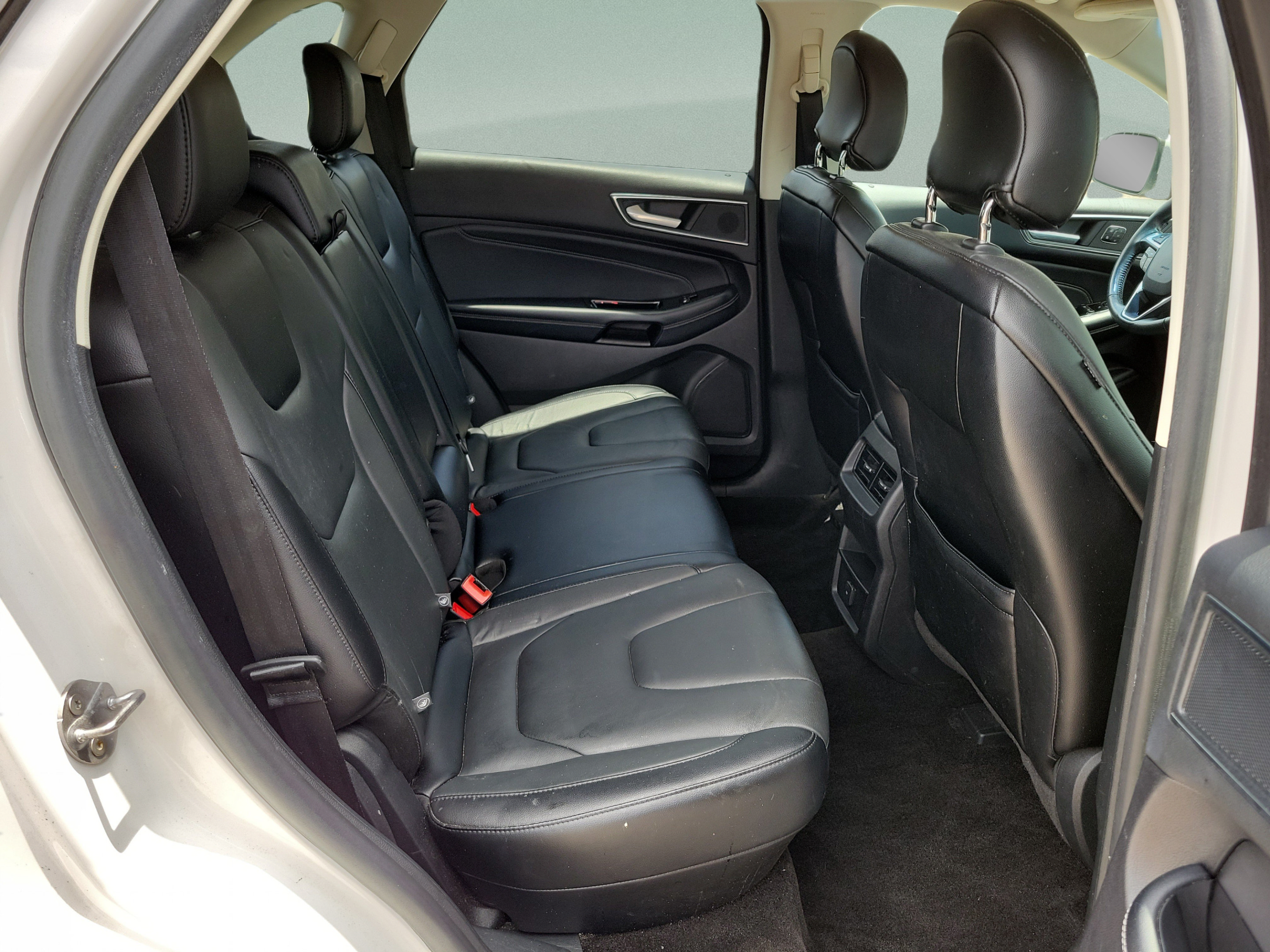 Used 2018 Ford Edge Titanium FWD image 10