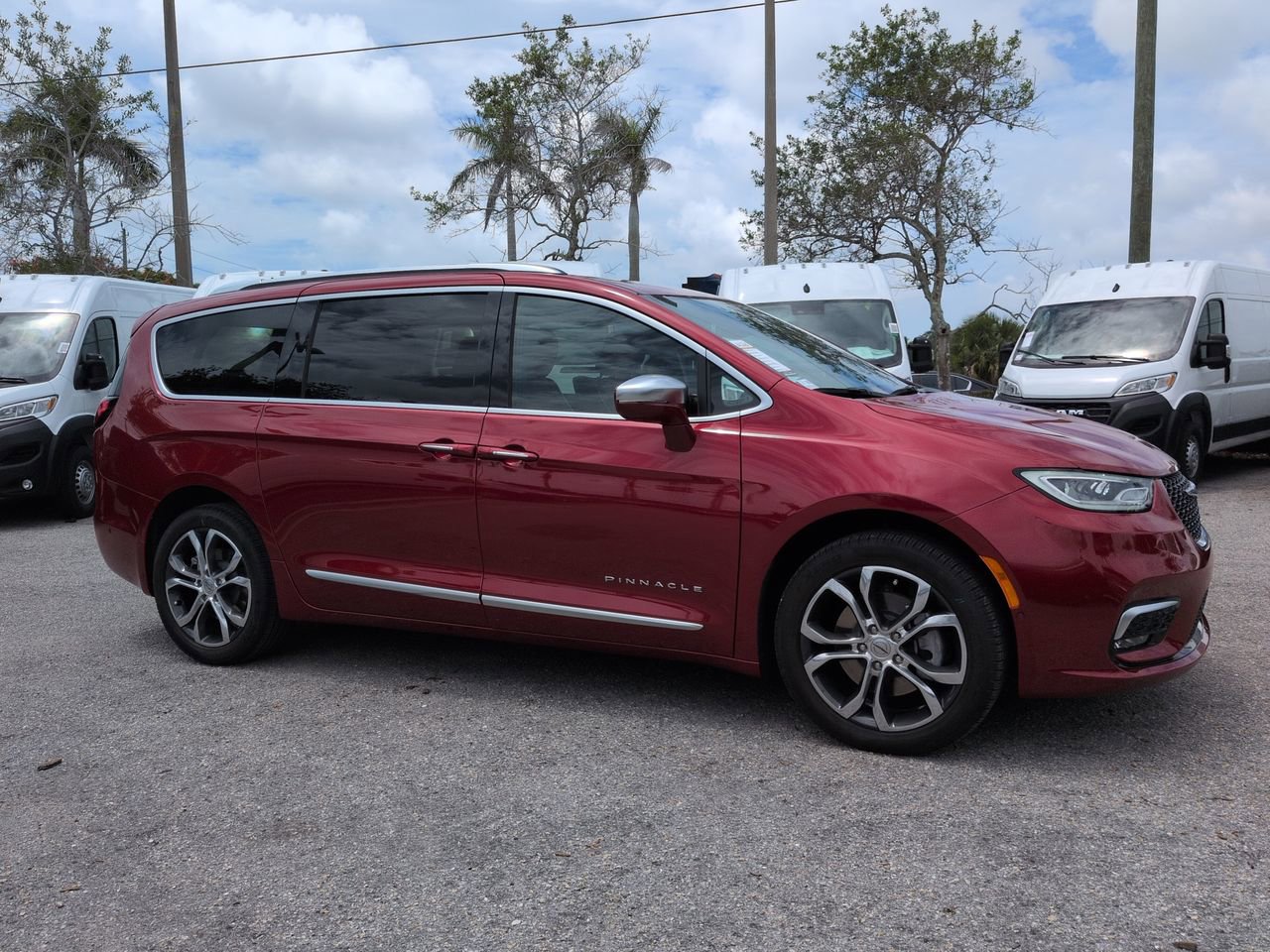 Used 2024 Chrysler Pacifica Pinnacle AWD/4WD image 2