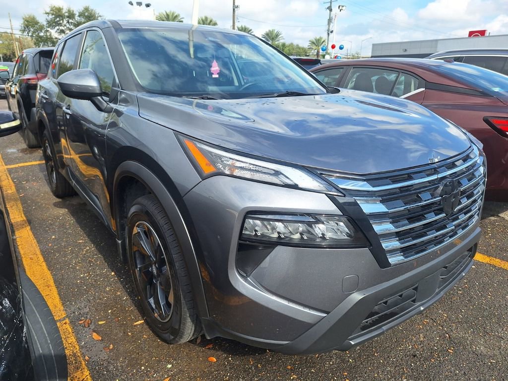 Used 2024 Nissan Rogue SV image 2