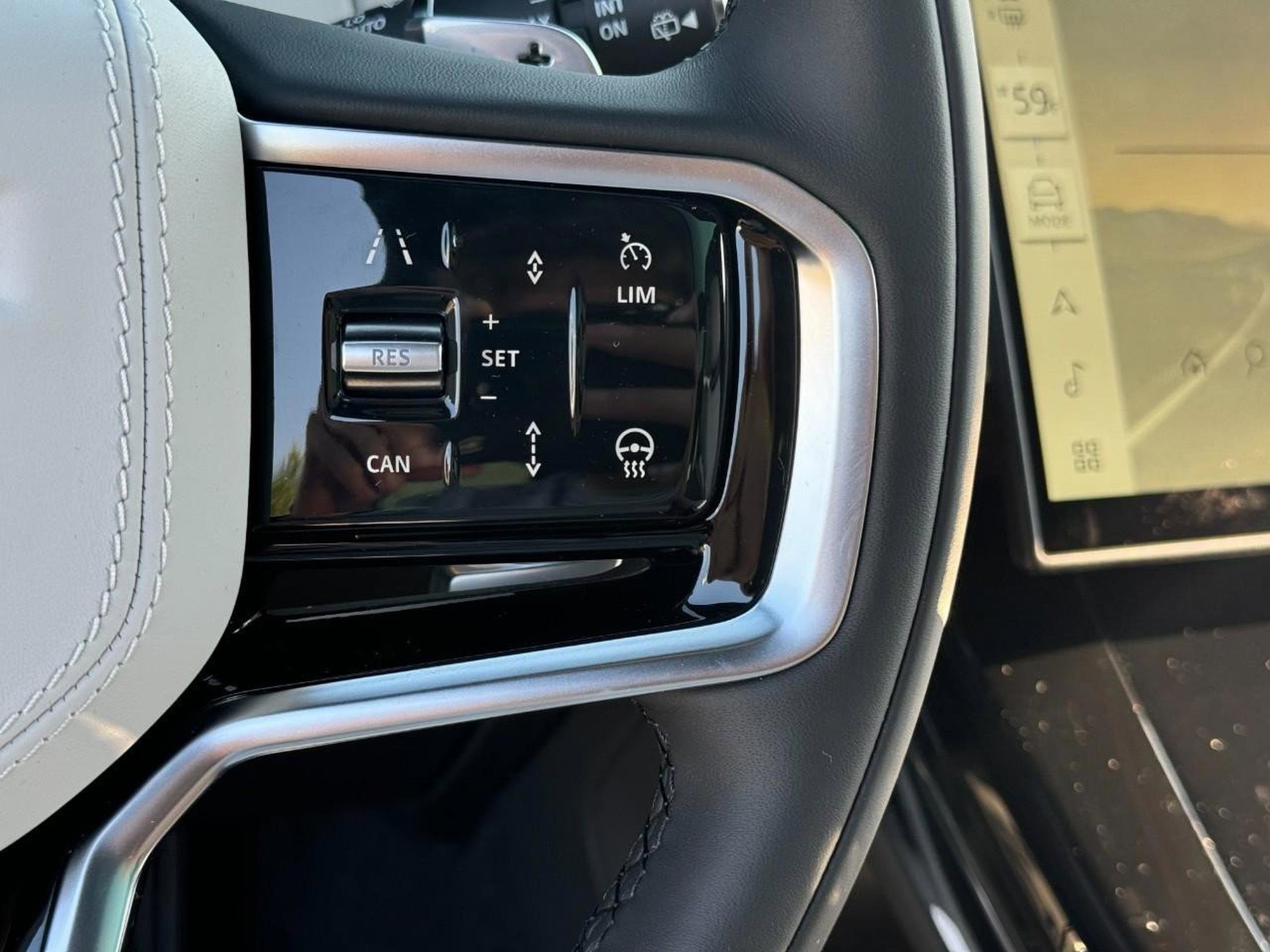 Used 2025 Land Rover Range Rover Sport SE image 30