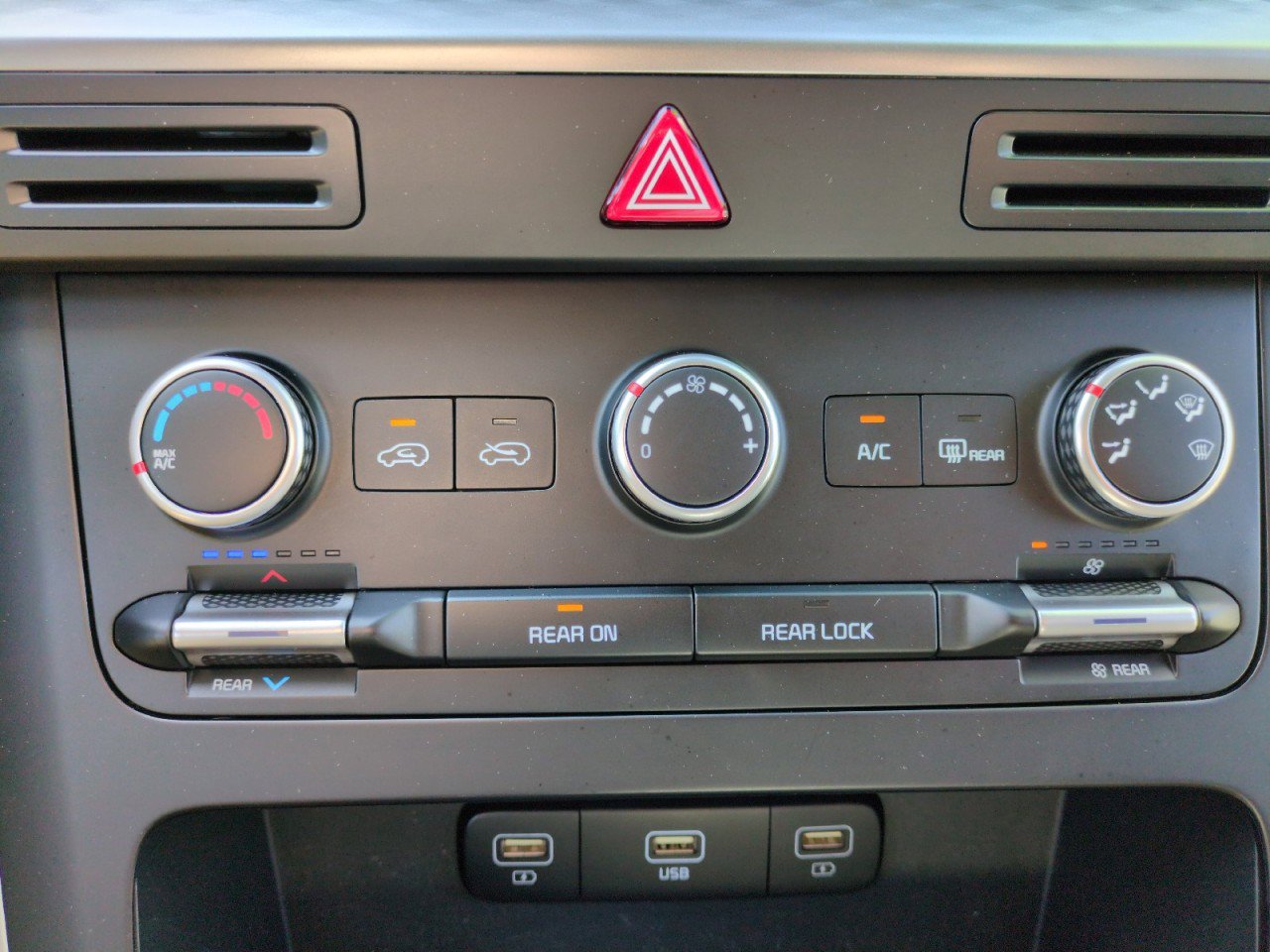 Used 2023 Kia Carnival LX FWD image 26