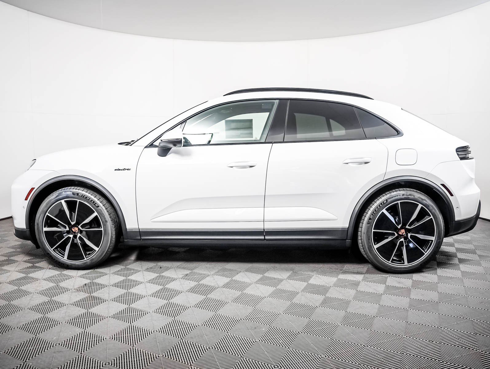 New 2026 Porsche Macan 4 Electric AWD/4WD image 2