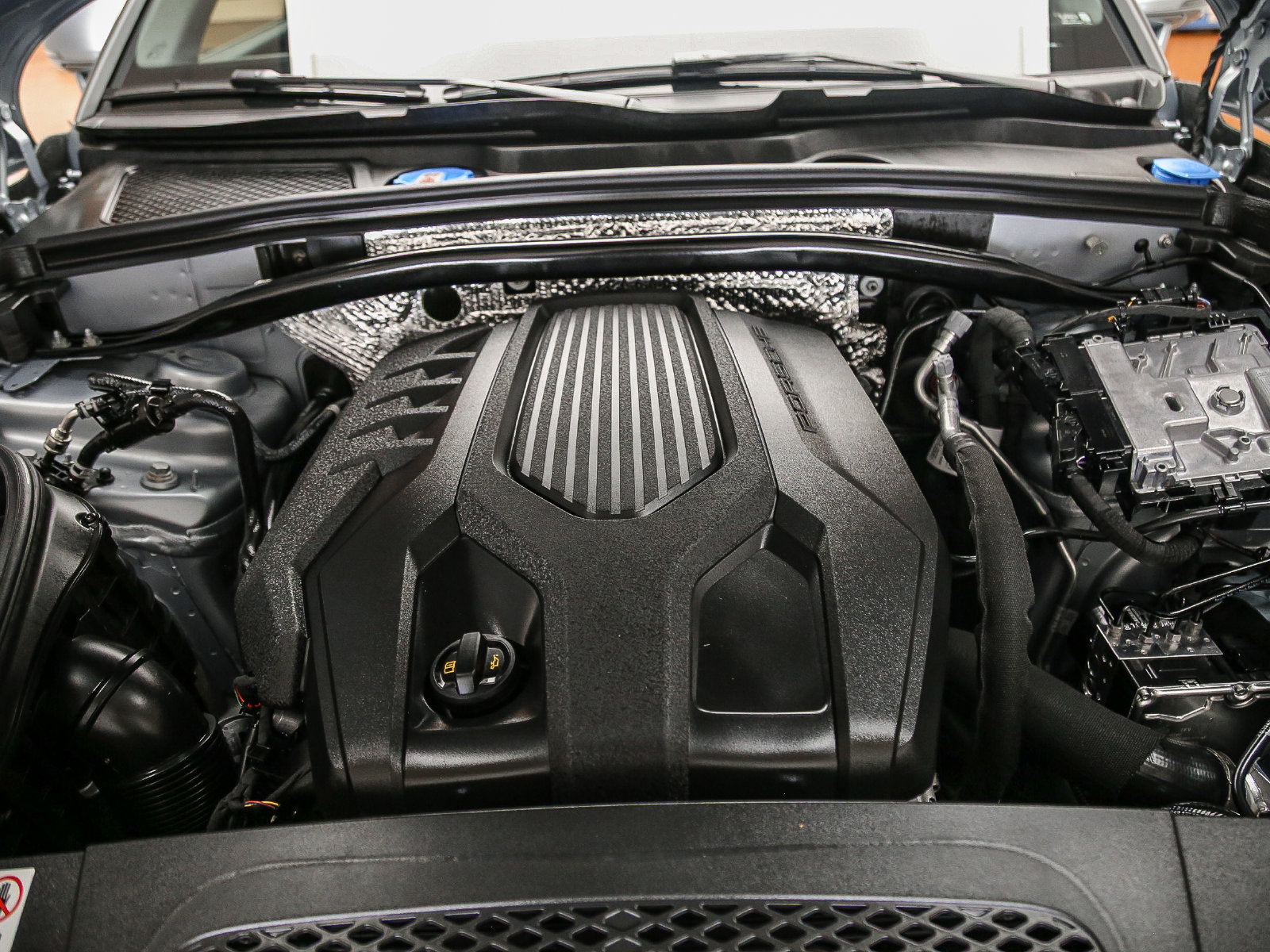 Certified 2026 Porsche Macan AWD/4WD image 33