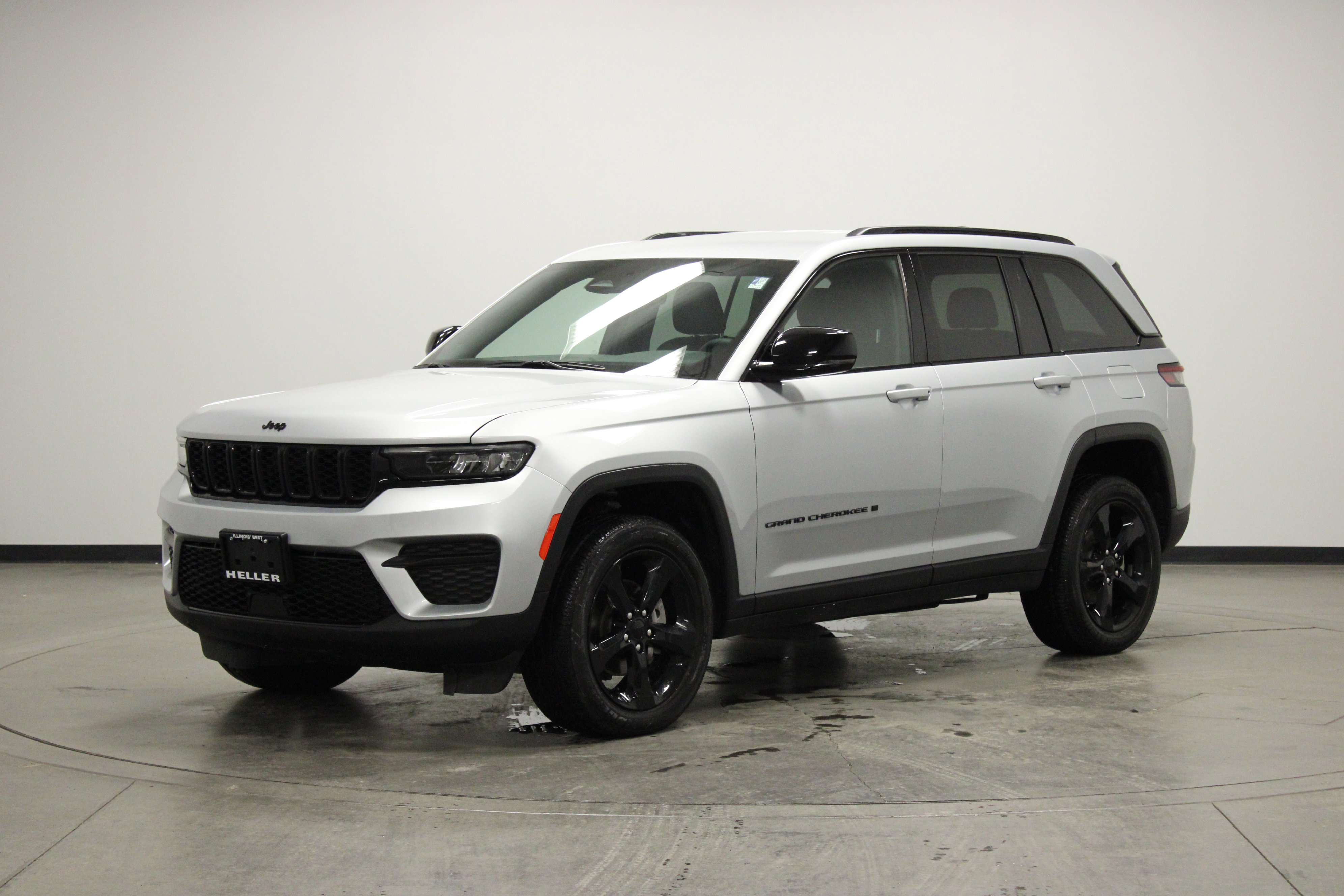 Used 2023 Jeep Grand Cherokee Altitude image 4