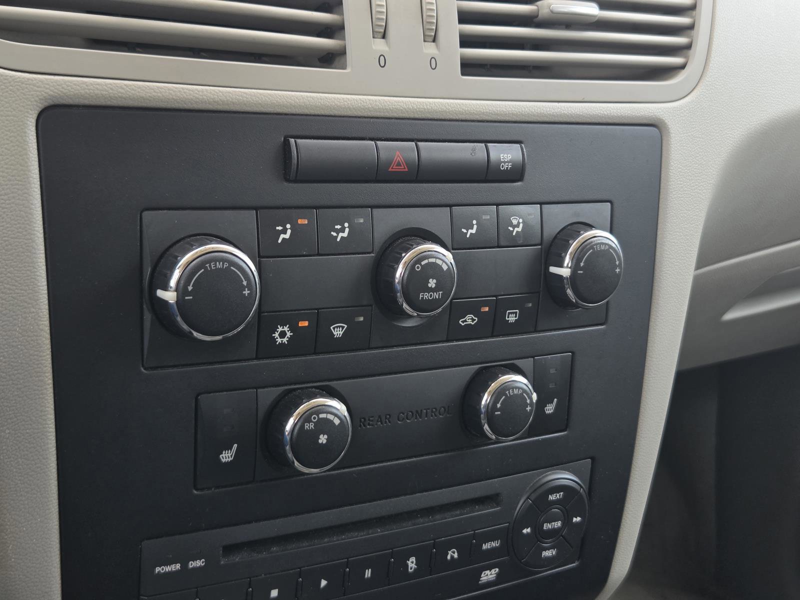 Used 2010 Volkswagen Routan SE FWD image 22