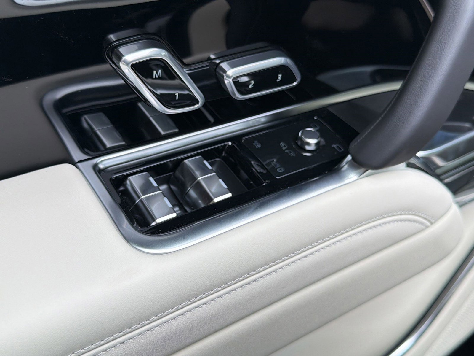 New 2026 Land Rover Range Rover SE image 13