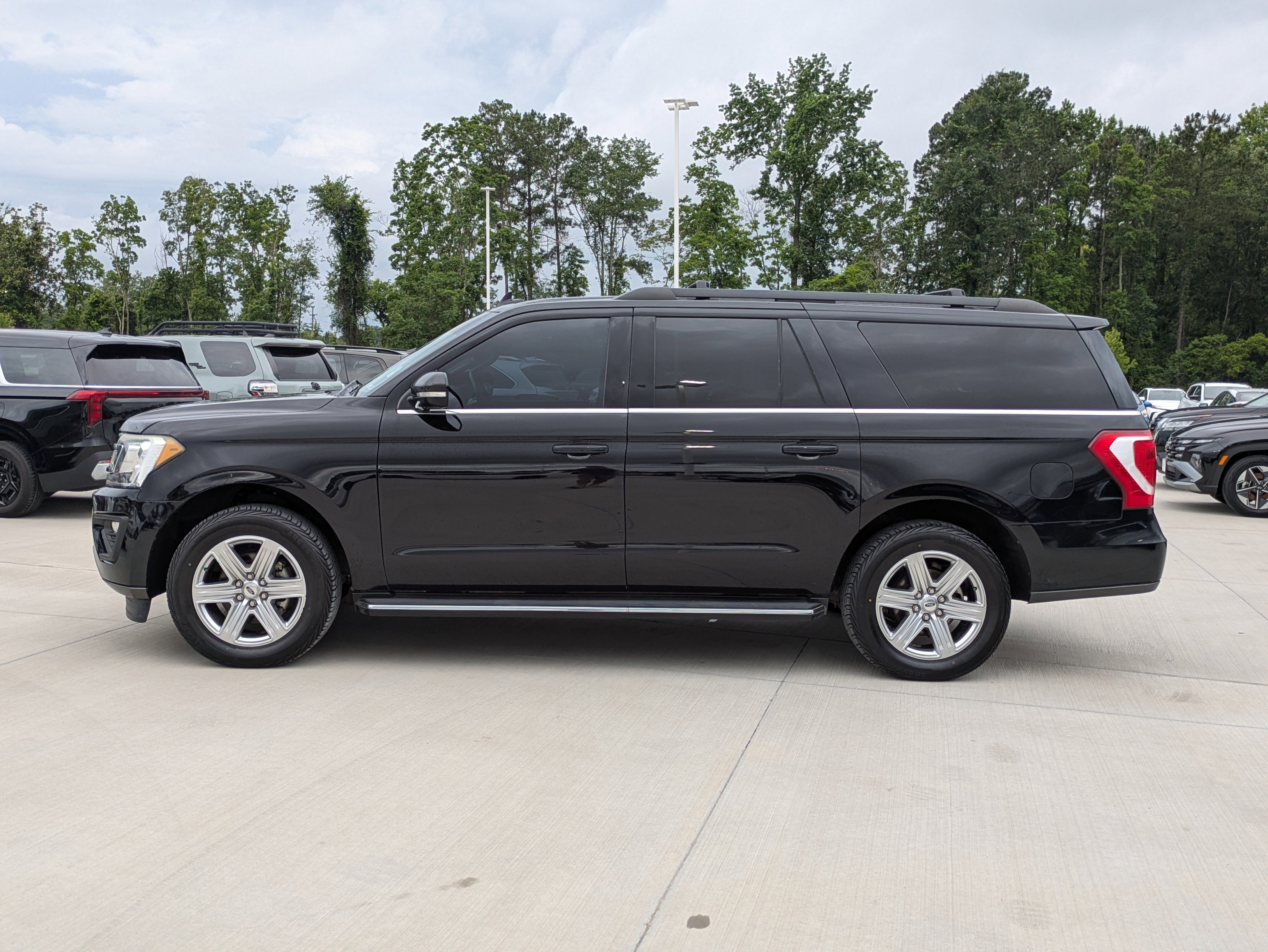 Used 2020 Ford Expedition Max XLT w/ Equipment Group 202A AWD/4WD image 2