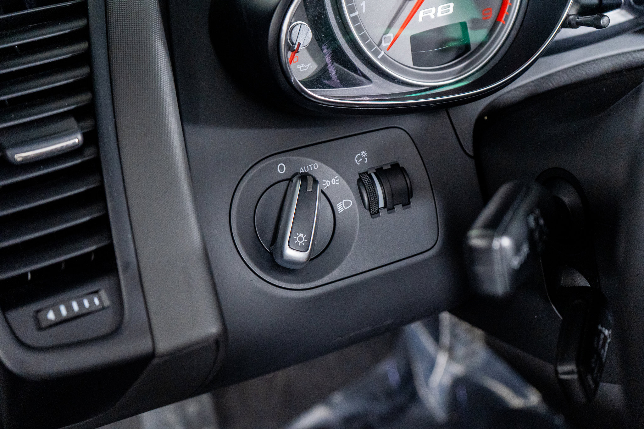 Used 2011 Audi R8 V8 image 35