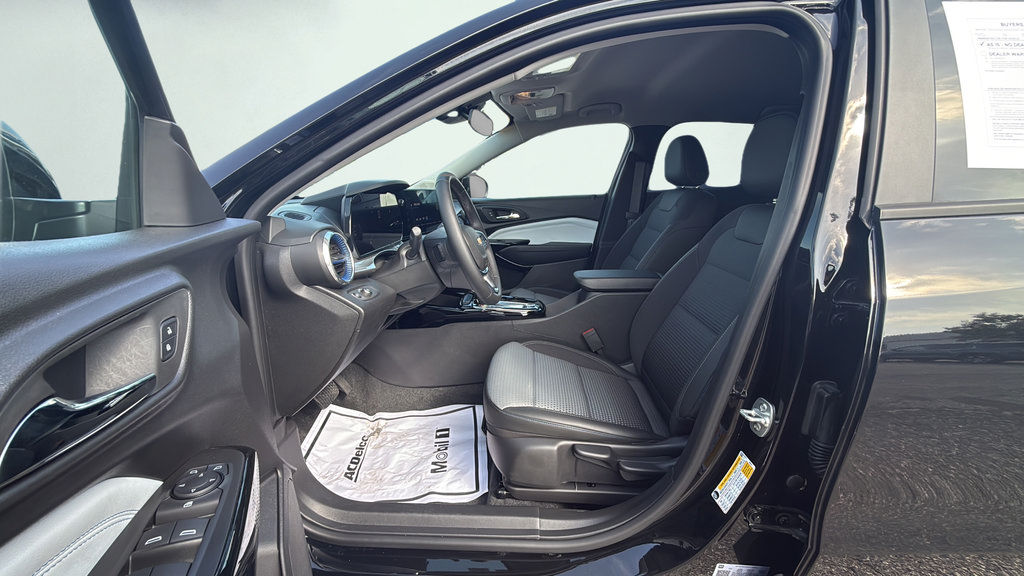 Used 2025 Chevrolet Trax LT w/ Driver Confidence Package FWD image 21