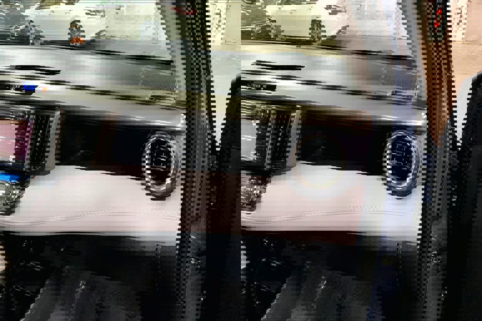 Used 2014 Toyota RAV4 XLE image 19