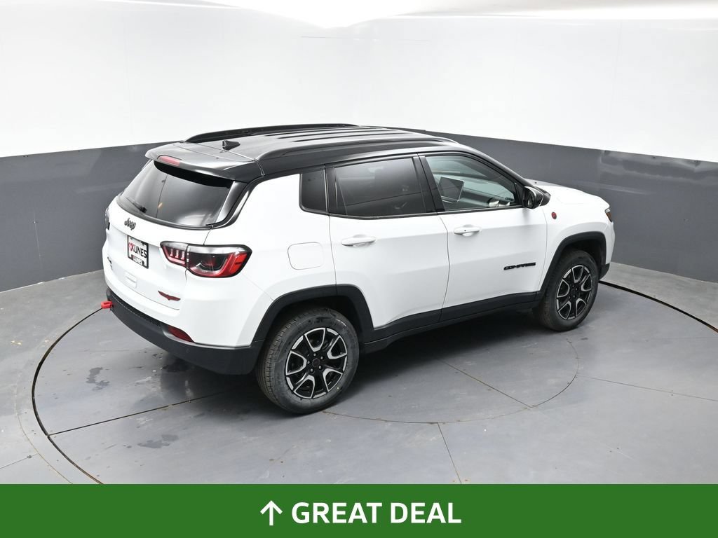 Used 2025 Jeep Compass Trailhawk AWD/4WD image 40