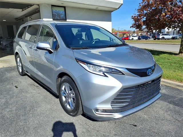 Used 2022 Toyota Sienna Limited image 29