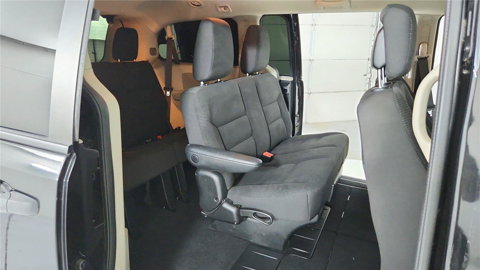 Used 2020 Dodge Grand Caravan SE FWD image 17