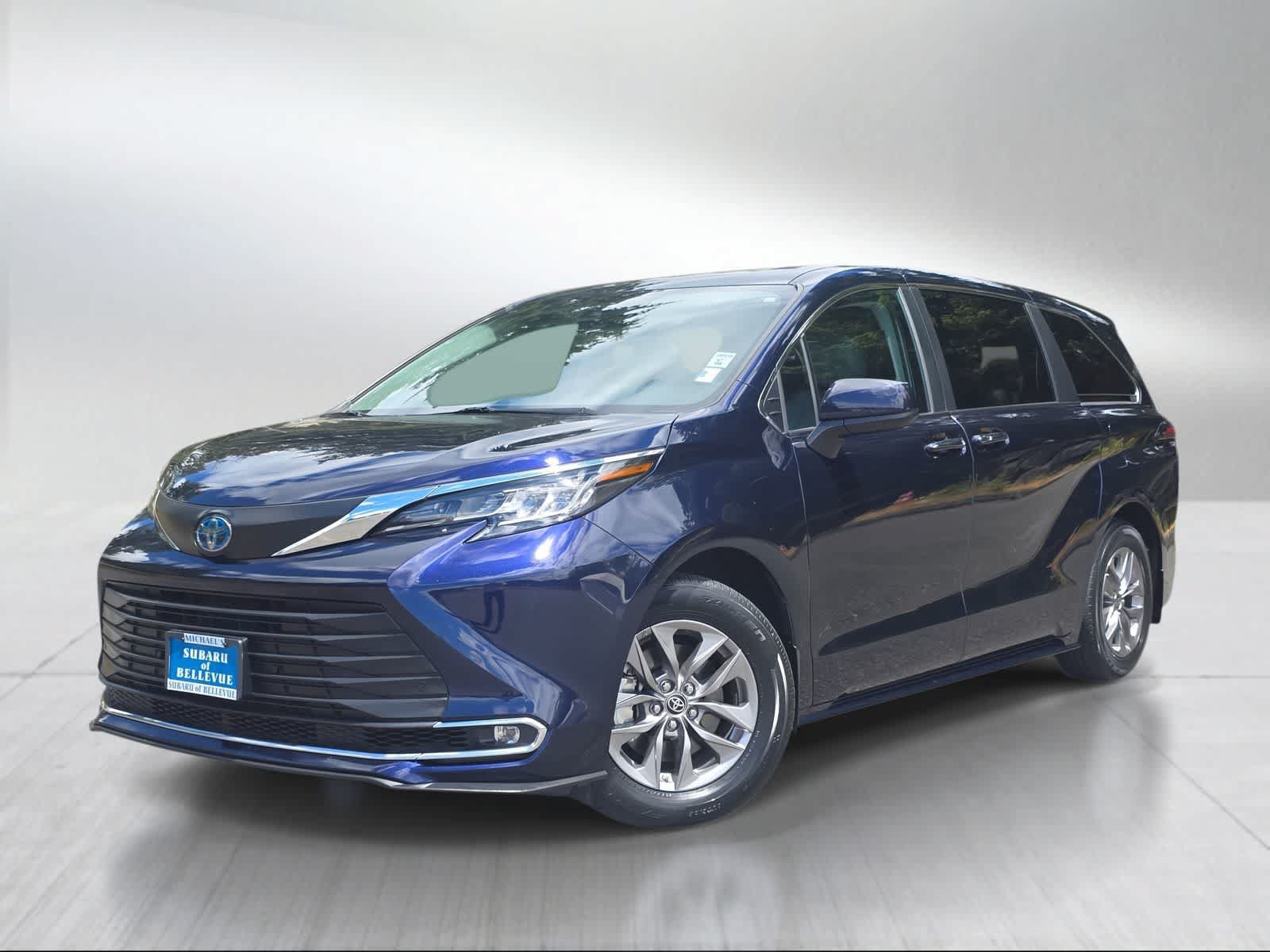 Used 2023 Toyota Sienna XLE AWD/4WD image 1