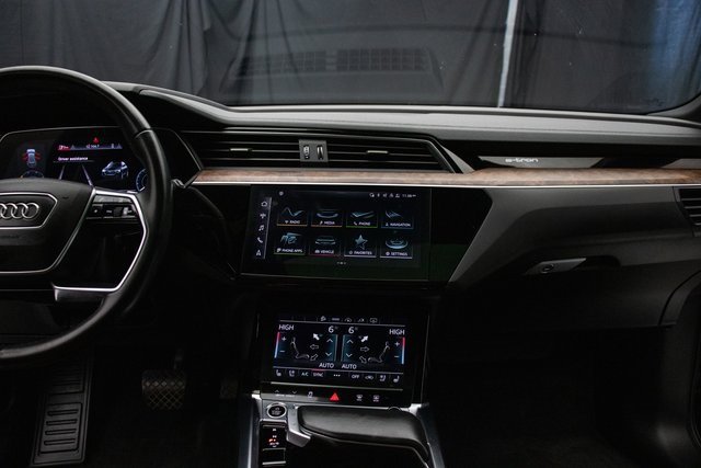 Used 2022 Audi e-tron Premium Plus w/ Premium Plus Package image 25